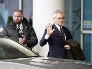 Gary Lineker znovu porušil pravidla BBC. Během přenosu na EURO 2024 nosil oblečení své značky