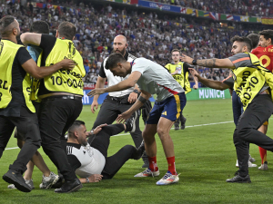 Kapitán Španělska Alvaro Morata bere včerejší incident s humorem: Ochranka měla dostat žlutou kartu