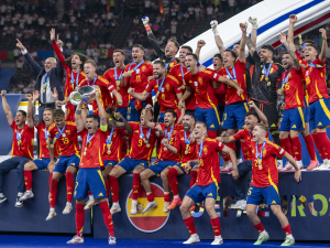 Španělé přivezli trofej domů, jaké jsou reakce po zápase?