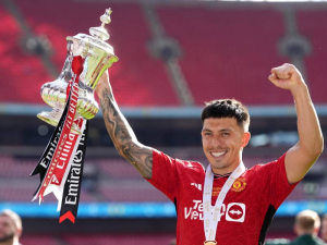 Manchester United plánuje v nové sezóně využít Lisandra Martineze na nových pozicích