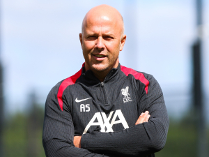 Prestižní pozice se nabízí Slotovi jen pár hodin po jeho nečekaném vyhazovu z Liverpoolu