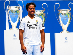 Endrick byl představen jako hráč Realu Madrid. Nezadržel slzy