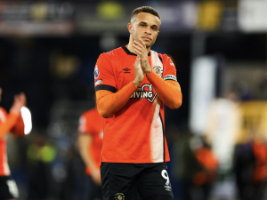 Luton Town FC boduje u fanoušků a pro novou sezonu nechává stejné dresy