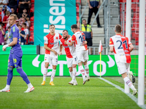 Slavia doma zásluhou Jurečky a Dioufa zvládla zápas se Sigmou. Ještě nedostala gól