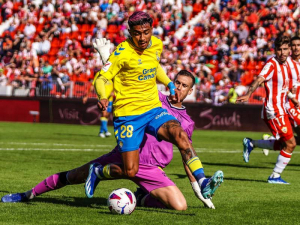 Julian Araujo přestupuje z Barcelony do Bournemouthu