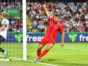 Bayern při Kompanyho premiéře vyřadil z poháru druholigový Ulm. Müller přepisoval historii