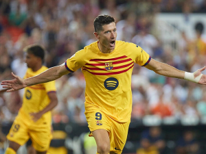 Noc plnou debutů na Mestalle prozářil dvougólový Lewandowski. Flick v Barceloně slaví první výhru
