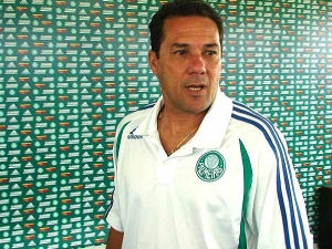 Fanoušci Palmeiras zlomili trenérovi Luxemburgovi ruku