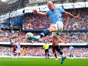 Erling Haaland vstřelil první hattrick v sezóně. Odnesl to nováček z Ipswiche