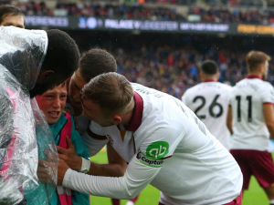 Tomáš Souček zachránil v zápase Premier League chlapce, který byl zavalen reklamním billboardem