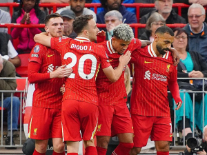 Arne Slot svou první domácí výhrou v Liverpoolu přepsal klubovou historii