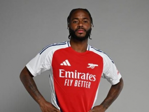 Raheem Sterling je hráčem Arsenalu, Jadon Sancho bude hráčem Chelsea