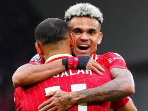 Mohamed Salah s Luisem Díazem na Old Trafford skolili Manchester United