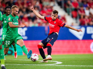 Krásný fotbalový moment v La Lize: Aimar Oroz řekl rozhodčímu, aby nevylučoval protihráče