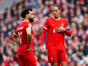 Přestupové spekulace: Zůstanou legendy Liverpoolu v týmu nebo ne? Arsenal stále hledá útočníka