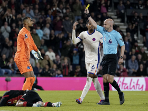 Anthony Taylor přepsal historii: Nejvíce žlutých karet v jednom zápase Premier League