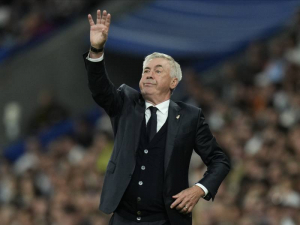 Trenér Realu Madrid Carlo Ancelotti poradil Barceloně, jak se příště vyvarovat červené kartě