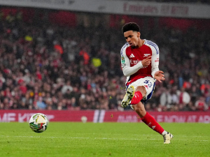 Největší talent Arsenalu se poprvé trefil. Dvěma góly pomohl k vyřazení Boltonu