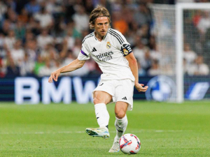 Real Madrid plánuje v madridském derby proti Atléticu hrát se čtyřmi středními záložníky