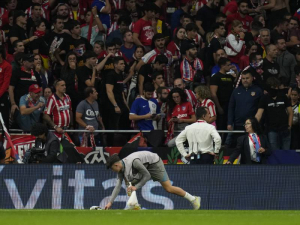 Madridské derby bylo přerušeno kvůli výtržnostem fanoušků Atlética, Diego Simeone je musel prosit, aby s tím přestali
