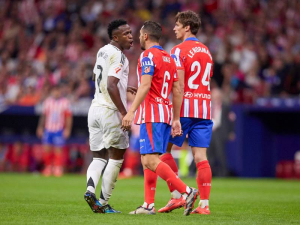 Divoká potyčka v madridském derby: Fanoušci rozluštili, co Vinícius řekl Llorentemu s Kokém