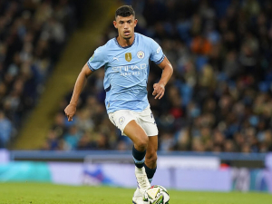 Záložník Manchesteru City byl zadržen za krádež mobilního telefonu