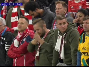 Velký bizár v zápase Aston Villy proti Bayernu Mnichov: Kamery zachytily fanouška Bayernu, jak šňupe bílý prášek