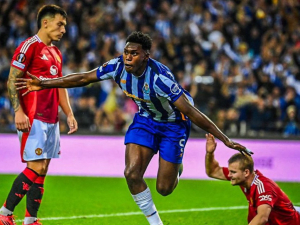 Manchester United zase ztratil body: Řádila vysněná posila Chelsea, Fernandes byl opět vyloučen
