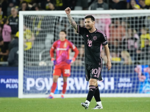 Lionel Messi daroval Zlatý míč Barceloně. Proč to udělal?