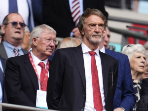 Rozhodnutí o Eriku ten Hagovi není na mně, říká Sir Jim Ratcliffe