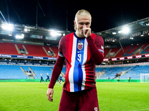 Double Erlinga Haalanda. Stal se nejlepším střelcem historie Norska a bude otcem