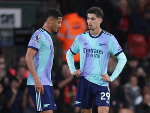 Má Arsenal problém s vyloučeními? A může ho to stát titul?