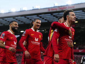 Liverpool je stále na čele tabulky. Chelsea pokořil Curtis Jones