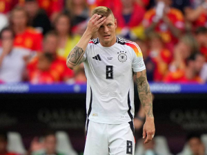 Toni Kroos vysvětlil, proč nikdy nezkritizoval Cristiana Ronalda za přestup do Saúdské Arábie, ačkoliv za tento přesun kritizuje jiné hráče