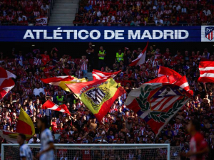 Policie zatkla 4 vedoucí rasistické kampaně fanoušků Atletica Madrid vůči Viníciu Juniorovi