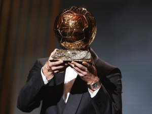 Zajímá vás, jak a kdo vyrábí Zlatý míč? Podívejte se na video, jak tato slavná trofej vzniká 