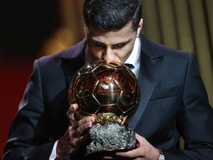 Porovnání statistik vítěze Zlatého míče Rodriho s Viníciem Juniorem a Judem Bellinghamem