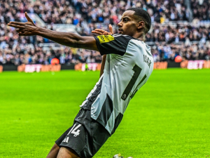 Arsenal opět ztrácí body. V Newcastlu ho o ně připravil Isak