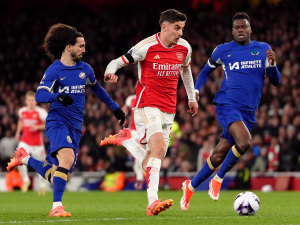 Arsenal by měl jít do derby proti Chelsea už s kapitánem, Liverpool hraje s Villans