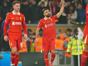 Liverpool vylepšuje vedení na čele tabulky. Čtvrtou prohru Aston Villy v řadě zařídil Salah