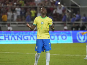 Bizarní zápas Brazílie proti Venezuele: Červená karta po facce Viníciovi a ostřikovače přerušily zápas