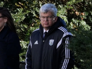 Proč měl spisovatel Adrian Chiles na pohřbu Liama Payna bundu West Bromwich?