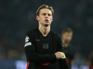 Fanoušci si žádají odchod Frenkieho de Jonga z Barcelony: Vypadni z našeho klubu!