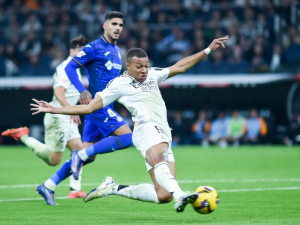Real Madrid si neví rady s Kylianem Mbappém a žádá o pomoc Zinedina Zidana