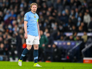 Spor Guardioly s Nevillem a Carragherem: Má trenér Manchesteru City problém s Kevinem de Bruynem?