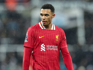Měl by Trent Alexander-Arnold přestoupit do Realu Madrid? Carragher radí, aby obránce ještě s rozhodnutím počkal