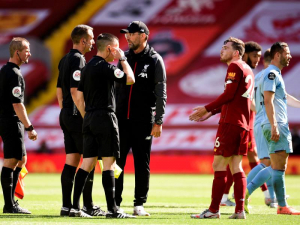 Rozhodčí byl vyhozen z Premier League po skandálním videu, kde urážel bývalého trenéra Liverpoolu Jürgena Kloppa
