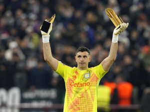 Emiliano Martínez by mohl do Chelsea, myslí si bývalý útočník Aston Villy
