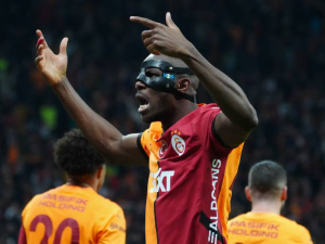Neapol nabídla tři hráče, které by s Manchesterem United vyměnila za Victora Osimhena