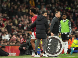 Útočník Manchesteru United Joshua Zirkzee opouštěl hřiště proti Newcastlu už po 32 minutách se slzami v očích